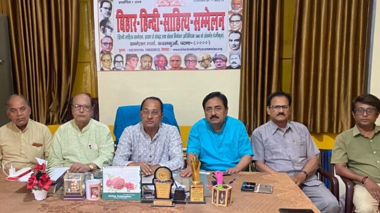 “अब सबसे बड़ी ग़ज़ल हिन्दी में कही जाएगी”: बशीर बद्र को साहित्य सम्मेलन में दी गई श्रद्धांजलि