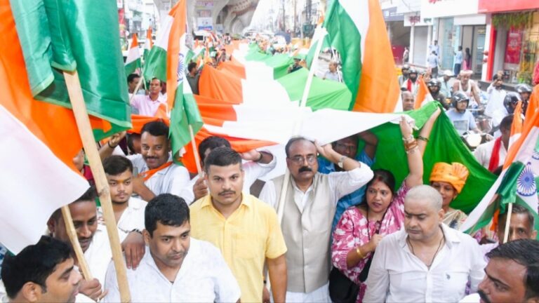 51 मीटर लंबे तिरंगे के साथ पटना में निकली भव्य ‘तिरंगा यात्रा’, विधायक डॉ. संजीव चौरसिया की अगुवाई में उमड़ा जनसैलाब
