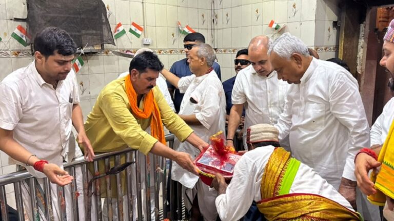 बैकुंठधाम मंदिर में नीतीश कुमार ने की पूजा-अर्चना: श्रावण मास के पवित्र रविवार को बाबा गौरी शंकर के दर पर टेका मत्था